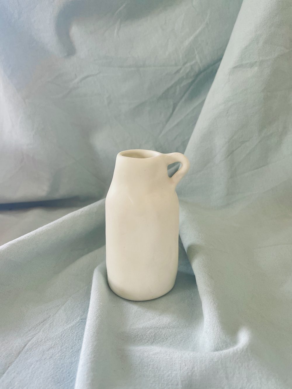 Petit vase blanc avec anse