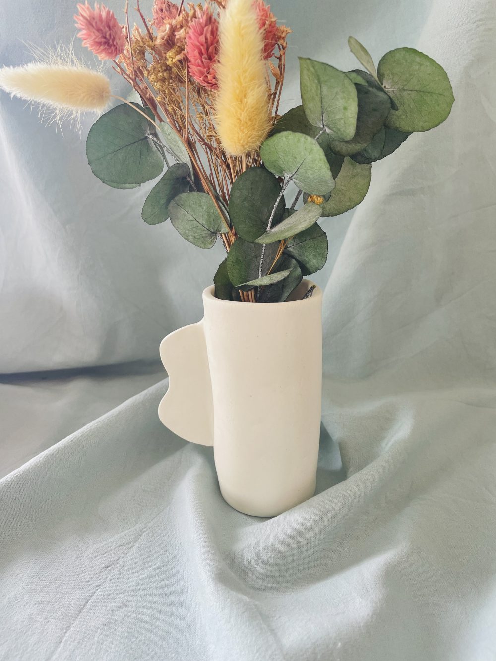 Vase blanc avec anse ronde