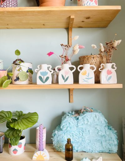 vases sur une étagère